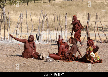 Les himbas sont un peuple nomade de la Namibie. Ils se parer avec cuir et anneaux en laiton et enduire la peau avec une pâte faite de beurre et de bois rouge, la Namibie. Banque D'Images