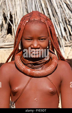 Les himbas sont un peuple nomade de la Namibie. Ils se parer avec cuir et anneaux en laiton et enduire la peau avec une pâte faite de beurre et de bois rouge, la Namibie. Banque D'Images