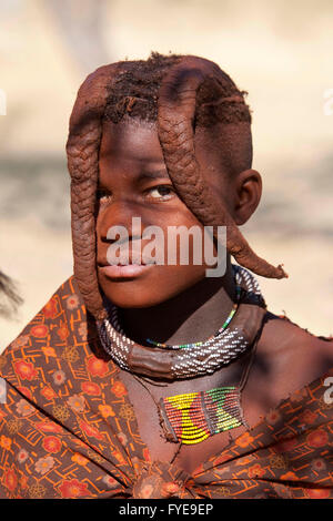 Les himbas sont un peuple nomade de la Namibie. Ils se parer avec cuir et anneaux en laiton et enduire la peau avec une pâte faite de beurre et de bois rouge, la Namibie. Banque D'Images