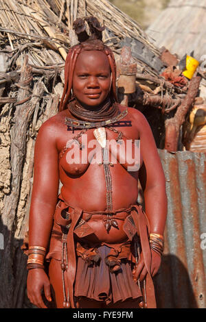 Les himbas sont un peuple nomade de la Namibie. Ils se parer avec cuir et anneaux en laiton et enduire la peau avec une pâte faite de beurre et du bois. Filles portent deux épaisses tresses tresse, face avant et se redressa au-dessus du front comme des cornes, Namibi Banque D'Images