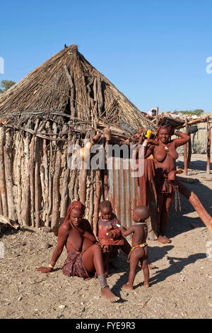 Les himbas sont un peuple nomade de la Namibie. Ils se parer avec cuir et anneaux en laiton et enduire la peau avec une pâte faite de beurre et de bois rouge, la Namibie. Les huttes sont appelés 'pontok' et sont faites avec des branches d'arbre couvert de torrefacteur mixte avec de l'argile et dung Banque D'Images