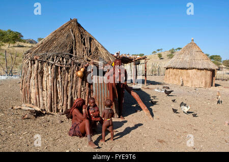 Les himbas sont un peuple nomade de la Namibie. Ils se parer avec cuir et anneaux en laiton et enduire la peau avec une pâte faite de beurre et de bois rouge, la Namibie. Les huttes sont appelés 'pontok' et sont faites avec des branches d'arbre couvert de torrefacteur mixte avec de l'argile et dung Banque D'Images