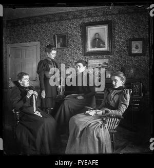 Photographie victorienne de femmes dans un salon dans leur maison à Fallston, Maryland Banque D'Images