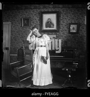 Photographie victorienne d'une femme devant un piano à Fallston, Maryland. Banque D'Images