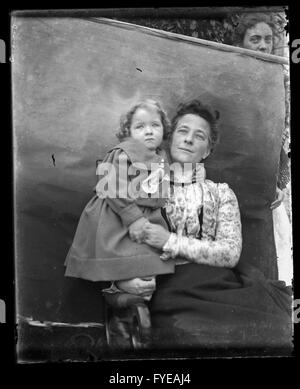 Photographie victorienne d'une femme et de la jeune fille ayant pris leur portrait Banque D'Images