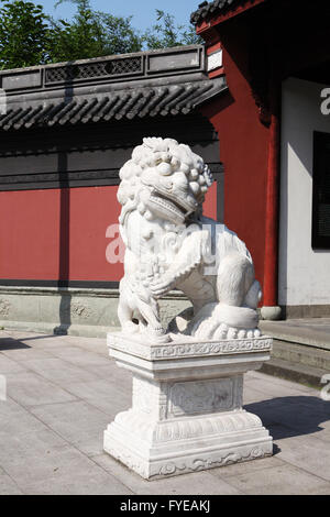 Une sculpture de lion en pierre Banque D'Images