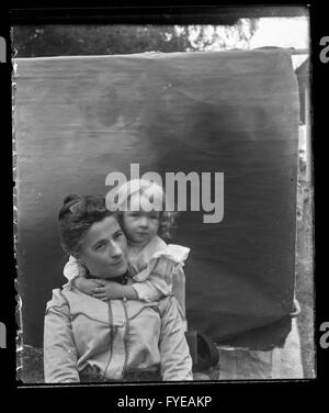 Photographie victorienne d'une femme et enfant ayant pris leur portrait. Banque D'Images