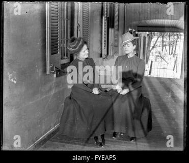 Photographie victorienne de deux femmes sur un porche à Fallston, Maryland. Banque D'Images