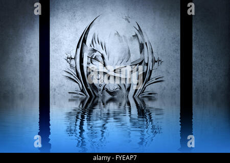 Le caractère monstrueux mur bleu reflets dans l'eau Banque D'Images