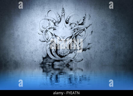 Gargouille de pierre tatouage sur mur bleu reflets dans l'eau Banque D'Images