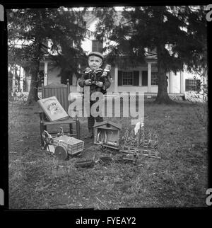 Photographie victorienne d'un garçon avec ses cadeaux de Noël à Fallston, Maryland. Banque D'Images