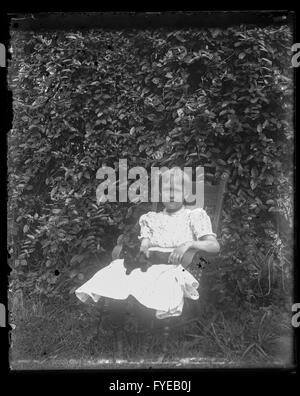 Photographie victorienne d'une jeune fille avec un chat à l'extérieur à Fallston, Maryland. Banque D'Images