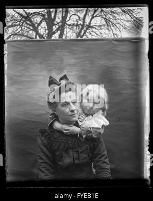 Photographie victorienne d'une femme et les jeunes enfants ayant pris leur portrait. Banque D'Images