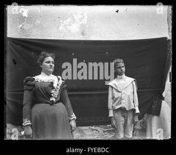 Photographie victorienne d'une femme et jeune garçon ayant pris leur portrait. Banque D'Images