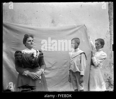 Photographie victorienne d'une femme et jeune garçon ayant pris leur portrait. Banque D'Images