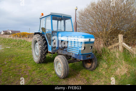 Leyland bleu utilisé le tracteur garé sur une plage dans le champ près de Morfa, Nefyn, Nefyn, Pwllheli Pen Llyn / Péninsule de Lleyn, au nord du Pays de Galles Banque D'Images