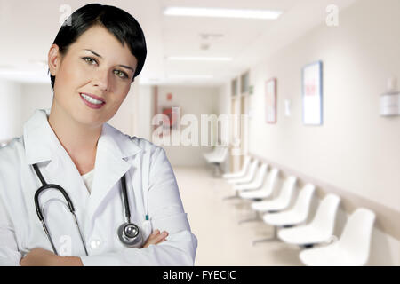 Brunette femme médecin de garde à l'urgence hall Banque D'Images
