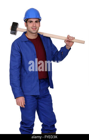 Construction Worker holding d'un grand marteau maillet Banque D'Images