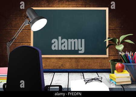 Image composite d'un bureau avec lampe et documents Banque D'Images