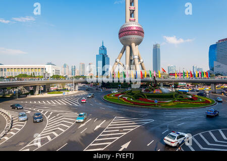 Shanghai, Chine -Oct 3, 2015 : augmentation des allées et ronds-points de Lujiazui dans le district de grande hauteur futuriste de Pudong. Banque D'Images