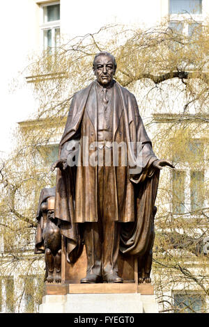 Prague, République tchèque. Statue (2012) du président américain Woodrow Wilson en face de la gare principale Hlavni nadrazi.... Banque D'Images