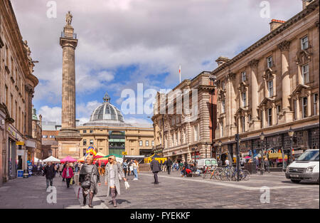 Monument gris et shoppers dans Grey Street, voté régulièrement l'une des plus belles rues de l'architecture de l'Angleterre, Newcastle-upon-T Banque D'Images