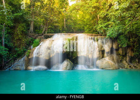 Environnement chute d'Erawan avec grand arbre et des eaux émeraude à Kanchanaburi, Thaïlande Banque D'Images