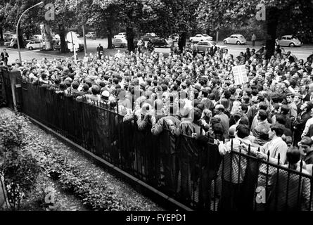 Les étudiants de Francfort essaient d'entrer dans le jardin du consulat général le 06 mai 1968. Environ 1 500 étudiants se sont rassemblés devant le consulat de déclarer leur solidarité avec leurs collègues français, qui ont manifesté contre la fermeture de la Sorbonne sur le même jour. Banque D'Images
