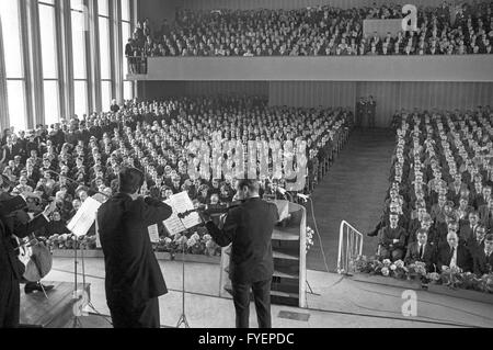 Un quatuor ouvre le service commémoratif pour un étudiant Benno Ohnesorg, qui fut tué le 02 juin 1967 à Berlin, dans l'Auditorium entièrement occupé en u de l'Université Libre de Berlin le 08 juin 1967. Banque D'Images