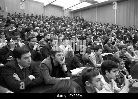 Vue de l'Auditorium Maximum entièrement occupé de l'Université Fribourg le 21 janvier 1969. Banque D'Images