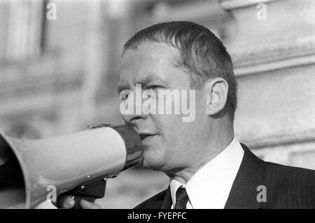 Avocat Heinrich Hannover parle pendant un mégaphone après le prononcé du jugement contre Daniel Cohn-Bendit. À sa droite SDD président Karl-Dietrich Wolff, au très bon leader étudiant Hans-Jürgen Krahl. L'Union des étudiants allemands socialistes (SDS) est titulaire d'un apprentissage à l'occasion du processus contre leader étudiant Daniel Cohn-Bendit le 27 septembre 1968 à Frankfurt am Main. Banque D'Images