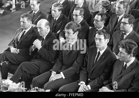 Directeur de l'Université Libre de Berlin, le Professeur Dr. Hans-Joachim Lieber, doyen de la faculté Professeur Dr. Erich Loos et ancien président de l'AStA Knut Nevermann (l-r) écouter le quatuor, qui s'ouvre le service commémoratif pour l'étudiant Benno Ohnesorg, qui fut tué le 02 juin 1967, lors d'une manifestation, dans l'Auditorium entièrement occupé en u de l'Université Libre de Berlin le 08 juin 1967. Banque D'Images