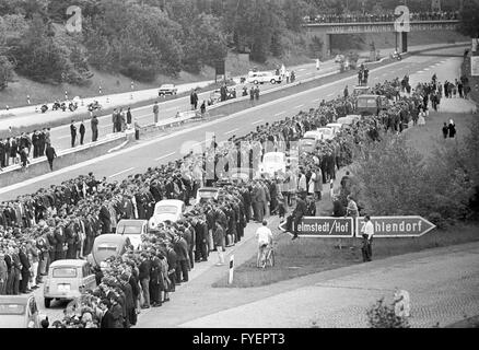 Dans un convoi de 120 voitures la dépouille de l'étudiant Benno Ohnesorg, qui fut tué le 02 juin 1967, sont prises de Berlin à Hanovre le 08 juin 1967. Le service commémoratif a eu lieu à l'Auditorium salle de cours de l'Université Libre de Berlin. Banque D'Images