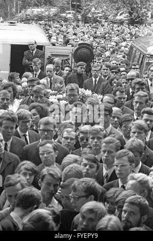Le service commémoratif pour l'étudiant Benno Ohnesorg, qui fut tué le 02 juin 1967, lors d'une manifestation, est transmis de la réunion Théâtre Auditorium entièrement occupé de l'Université Libre de Berlin à quatre autres salles de conférence et le parking le 08 juin 1967. Banque D'Images