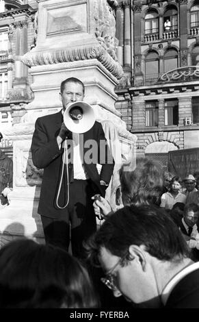 Avocat Heinrich Hannover parle pendant un mégaphone après le prononcé du jugement contre Daniel Cohn-Bendit. À sa droite SDD président Karl-Dietrich Wolff, au très bon leader étudiant Hans-Jürgen Krahl. L'Union des étudiants allemands socialistes (SDS) est titulaire d'un apprentissage à l'occasion du processus contre leader étudiant Daniel Cohn-Bendit le 27 septembre 1968 à Frankfurt am Main. Banque D'Images