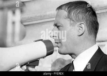 Avocat Heinrich Hannover parle pendant un mégaphone après le prononcé du jugement contre Daniel Cohn-Bendit. À sa droite SDD président Karl-Dietrich Wolff, au très bon leader étudiant Hans-Jürgen Krahl. L'Union des étudiants allemands socialistes (SDS) est titulaire d'un apprentissage à l'occasion du processus contre leader étudiant Daniel Cohn-Bendit le 27 septembre 1968 à Frankfurt am Main. Banque D'Images