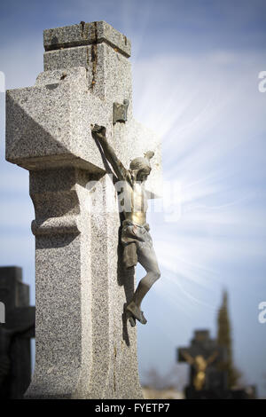 Jésus Christ en croix de pierre, la scène du cimetière avec les rayons de lumière mystique Banque D'Images