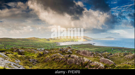 Vue depuis le chemin de Beara au-dessus du village d'Allihies avec de spectaculaires formations de nuages, Beara, comté de Cork, Irlande Banque D'Images