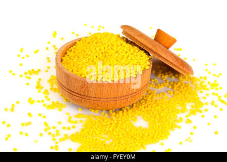 En bonne santé et alimentation nourriture : Millet dans bol en bois. Isolé Banque D'Images