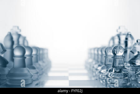 D'échecs en verre transparent isolated on white Banque D'Images