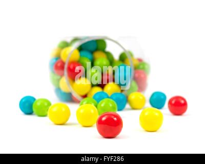 Dans un bocal Gumballs isolé sur fond blanc Banque D'Images