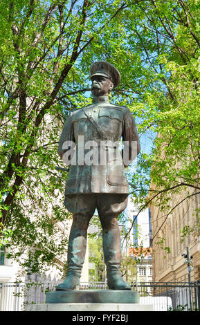 Harry Hill Bandholtz - La statue du Général Bandholtz (par Miklós Ligeti) en face de l'ambassade des États-Unis à Budapest, Hongrie Banque D'Images