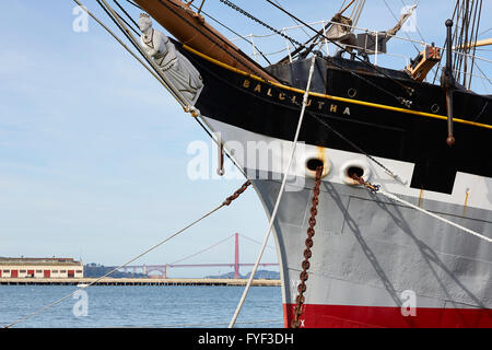 Bout dehors et de la figure de chef du grand voilier Balclutha avec le Golden Gate en arrière-plan. Banque D'Images