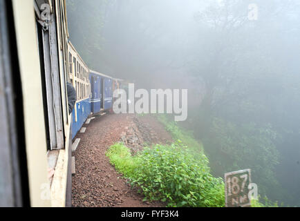 L'image du petit train à Matheran hill station, Maharashtra, Inde Banque D'Images