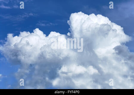 Les nuages blancs épais Banque D'Images