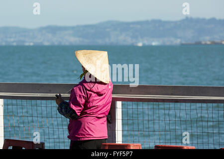 Femme poissons dans la baie de San Francisco. Banque D'Images