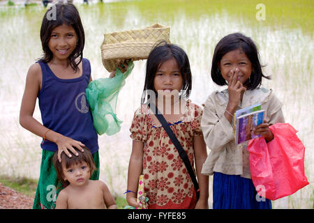 Jeunes filles par le champ de riz. Cambodge. Banque D'Images