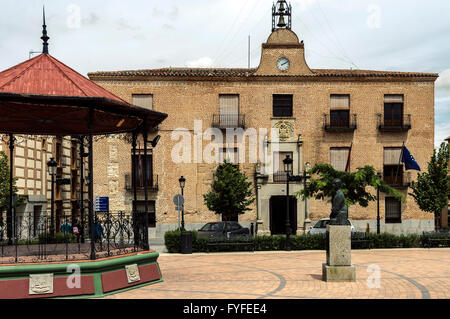 Monument à la ville de Arevalo l'écrivain et journaliste Emilio Romero Gomez, dans la Plaza Real face à la mairie. L'Espagne. Banque D'Images