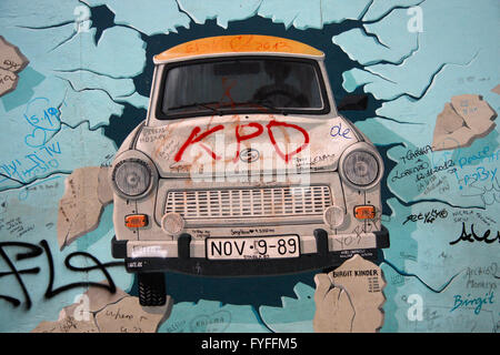 Un Mauerstueck Impressionen : das der East Side Gallery mit dem Bild von Birgit Kinder "Tester le reste', avril 2013, Berl. Banque D'Images