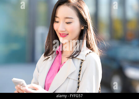 Young businesswoman using Uber Banque D'Images
